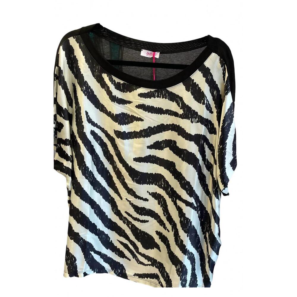 NEW YOLLY women's short sleeve scoopneck top in black & white